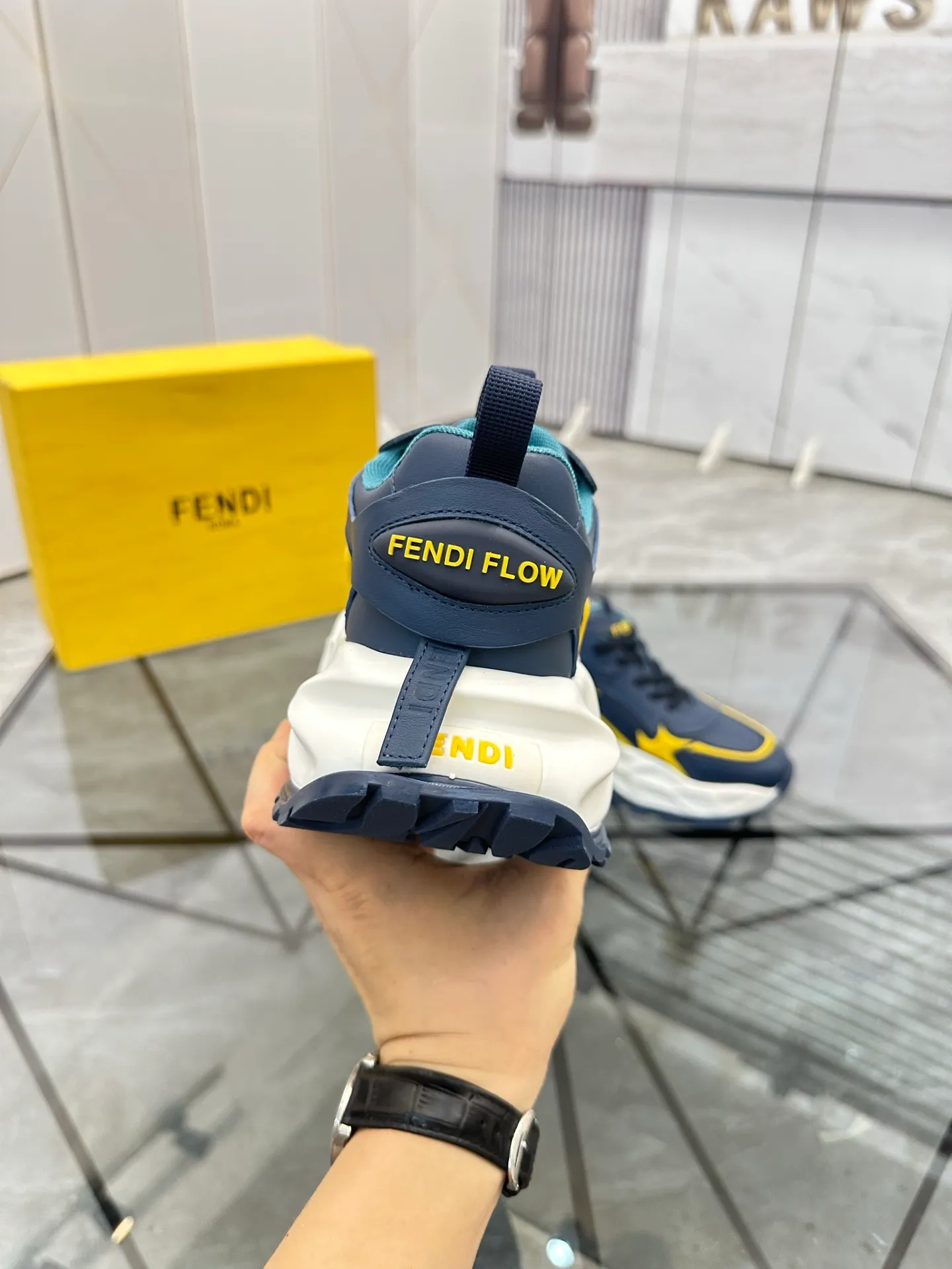 Men's shoes: 💰P580¥ Product trademark: Fendi* "Fendi*" low-top sports shoes Regular size: 39-44 (can be customized to 38.45.46) Product material: imported cowhide upper, breathable lining, original outsole. No.: 0008
